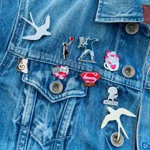pins et broche sur veste en jeans