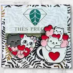 pins coeurs et chats dans une tasse de thé
