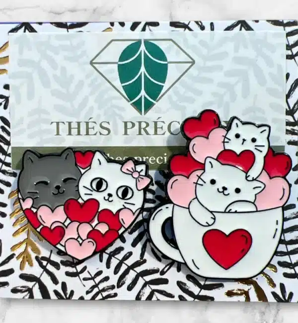 pins coeurs et chats dans une tasse de thé