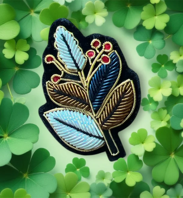 Broche florale brodée